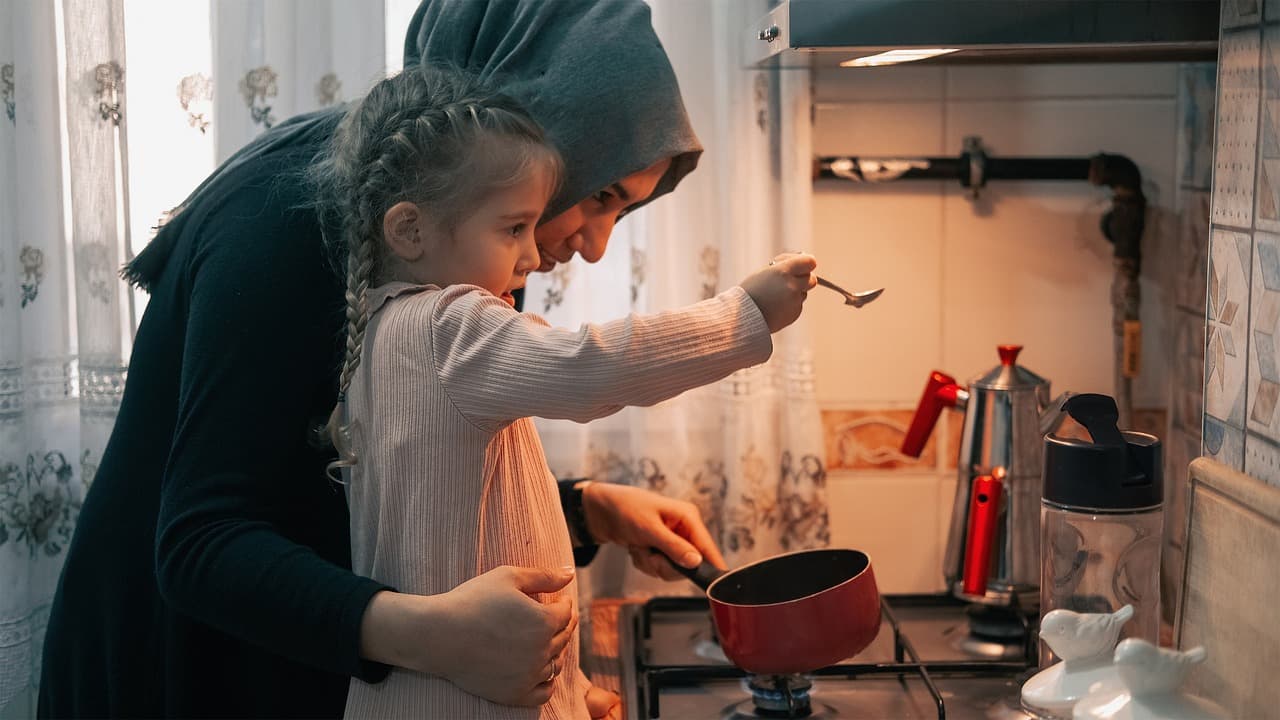 Familia cocinando en casa