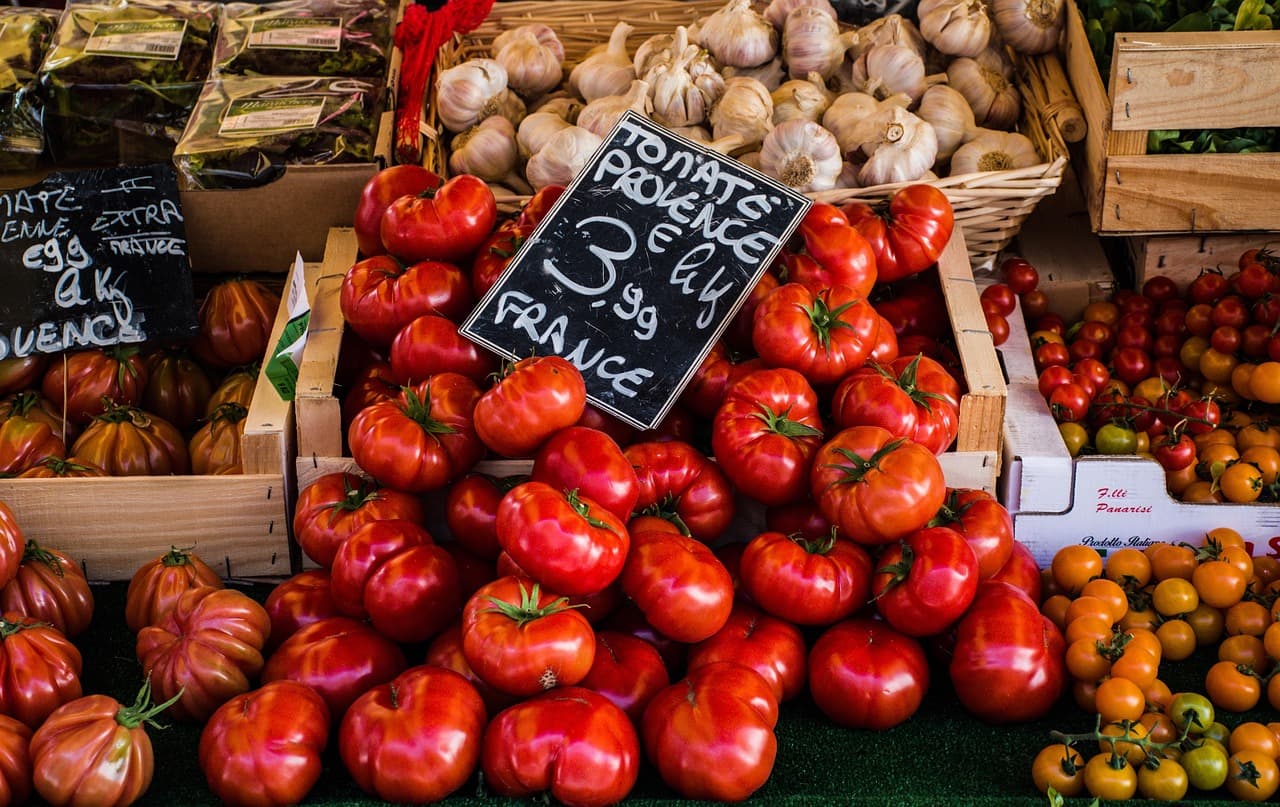 Puesto de verduras en el mercado